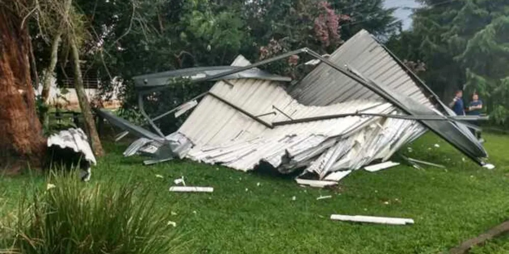 Chácara do Padre Wilton teve refeitório descoberto, o vendaval arrancou árvores e danificou estruturas