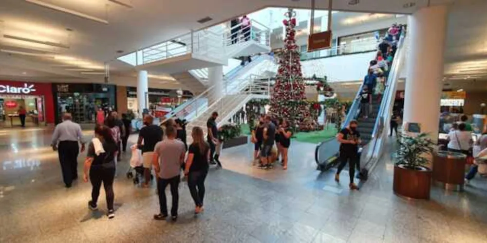 Lojas e shoppings de Ponta Grossa registraram movimento intenso entra esta segunda-feira e quarta-feira