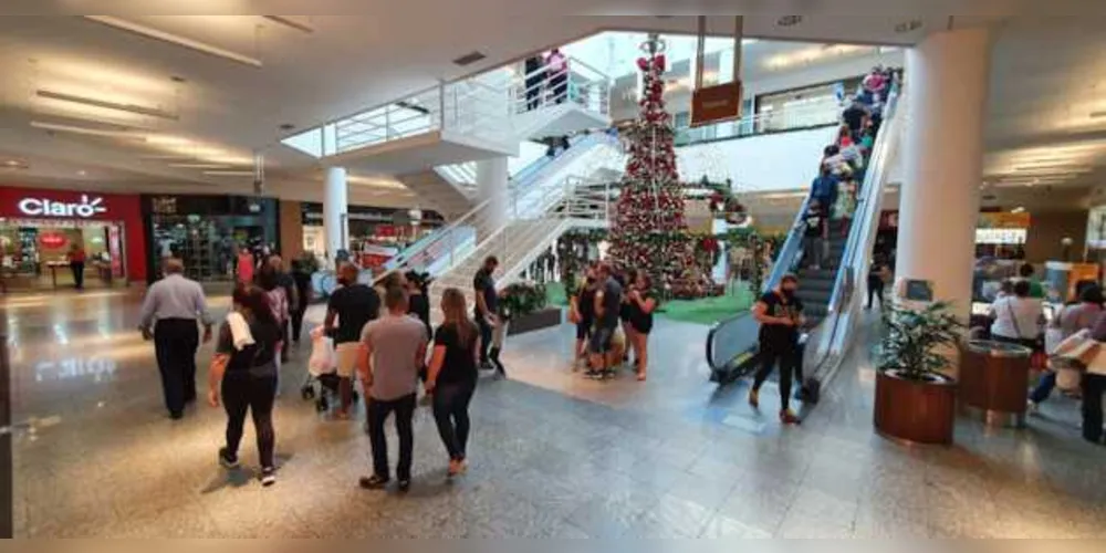 Lojas e shoppings de Ponta Grossa registraram movimento intenso entra esta segunda-feira e quarta-feira