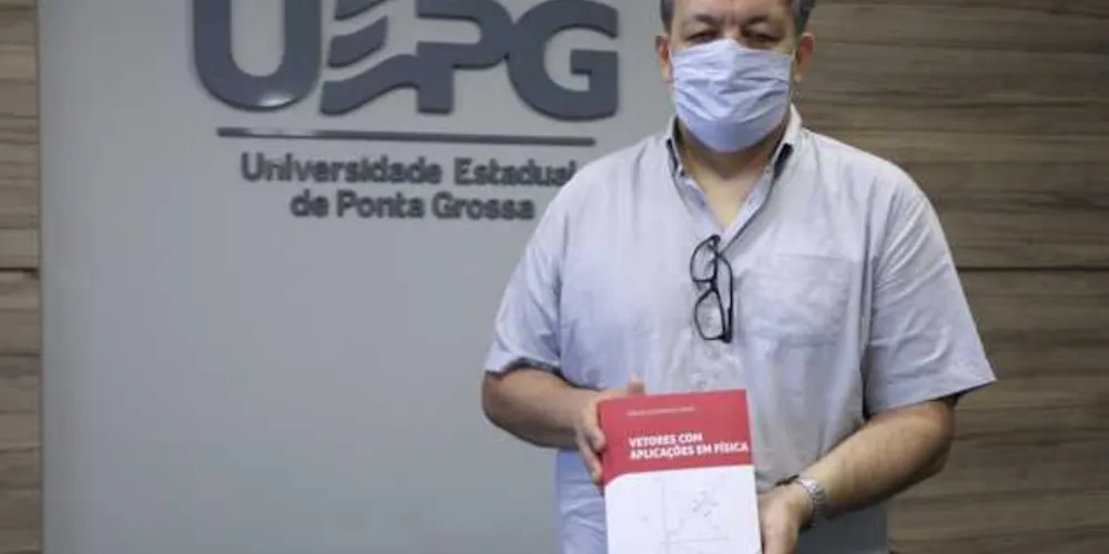 Professor de física, Sergio Leonardo Gómez lança livro.
