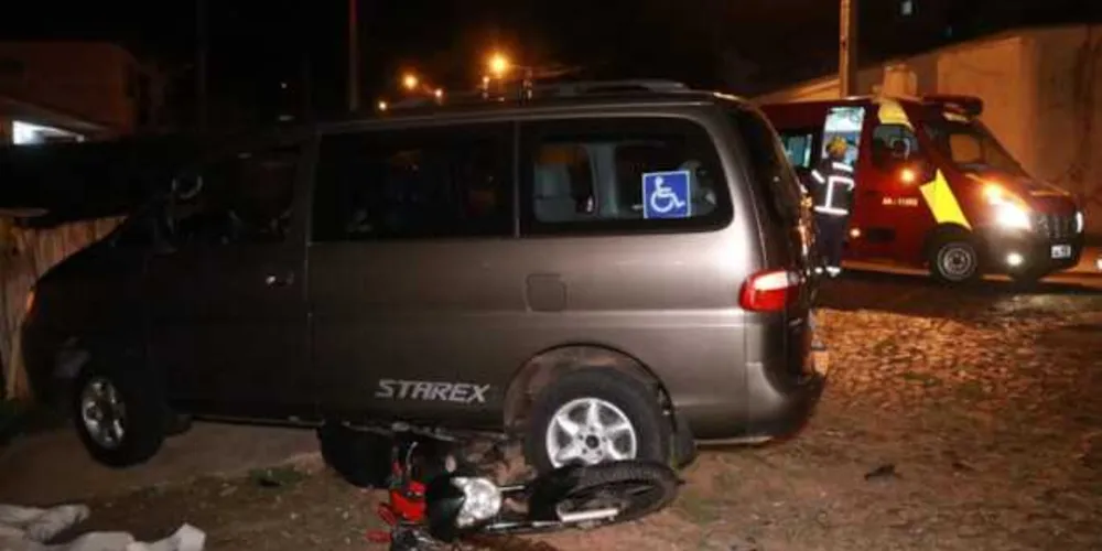 Motociclista de 29 anos teve contusões no ombro direito e suspeita de fratura em costela