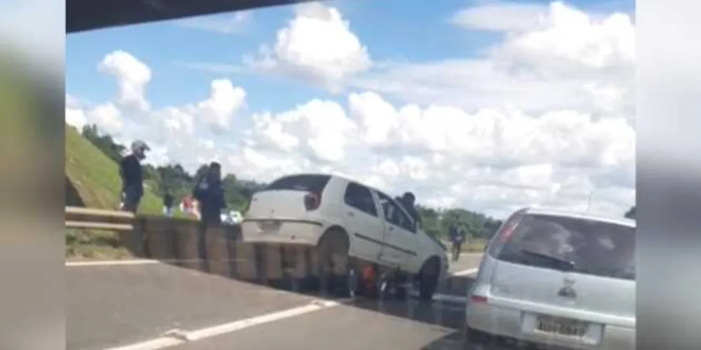 Colisão envolveu um Fiat Palio e uma motocicleta. O trânsito na rodovia apresenta lentidão e está em uma pista