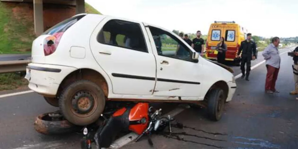 Todos os motociclistas seguiam para a Colônia Witmarsum quando um cachorro obstruiu a passagem na via causando uma sequência de acidentes