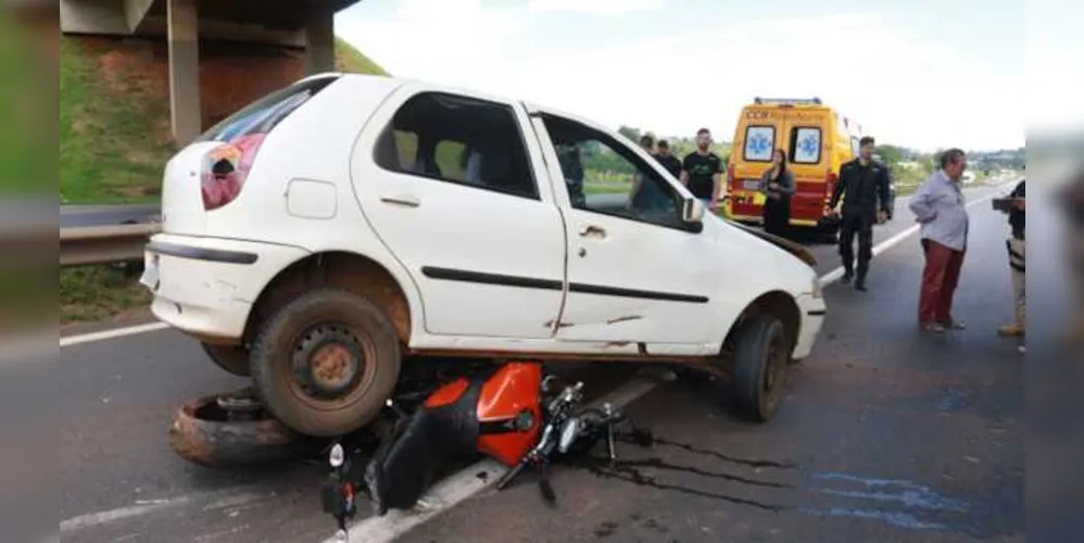Todos os motociclistas seguiam para a Colônia Witmarsum quando um cachorro obstruiu a passagem na via causando uma sequência de acidentes