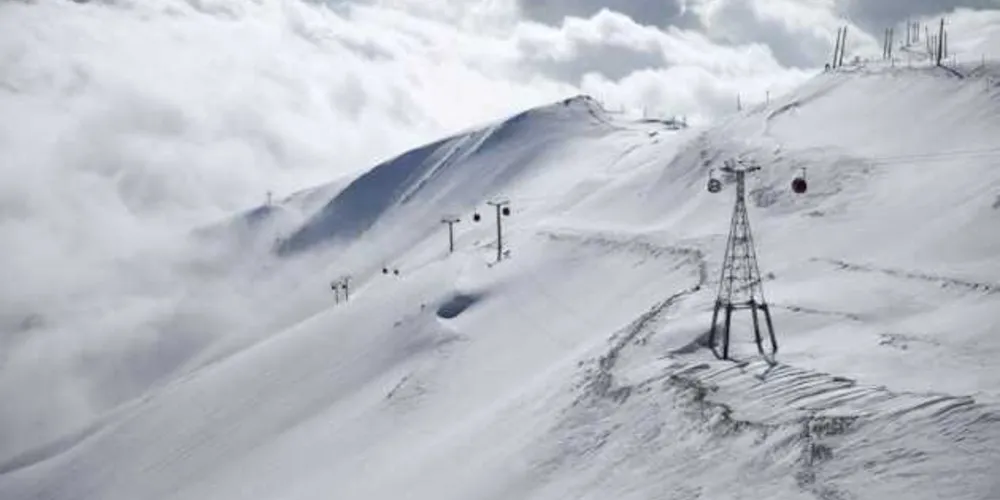 Teerã fica no sopé da cordilheira Alborz, que possui várias estações de esqui. A neve e os ventos fortes em várias partes do país fecharam muitas estradas