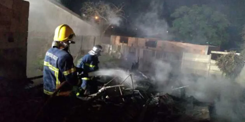 Fogo consumiu a residência na madrugada deste domingo