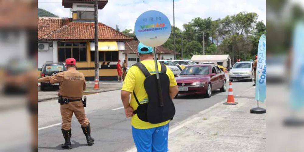 Policiais e bombeiros militares, acadêmicos de enfermagem e educação física fazem a orientação