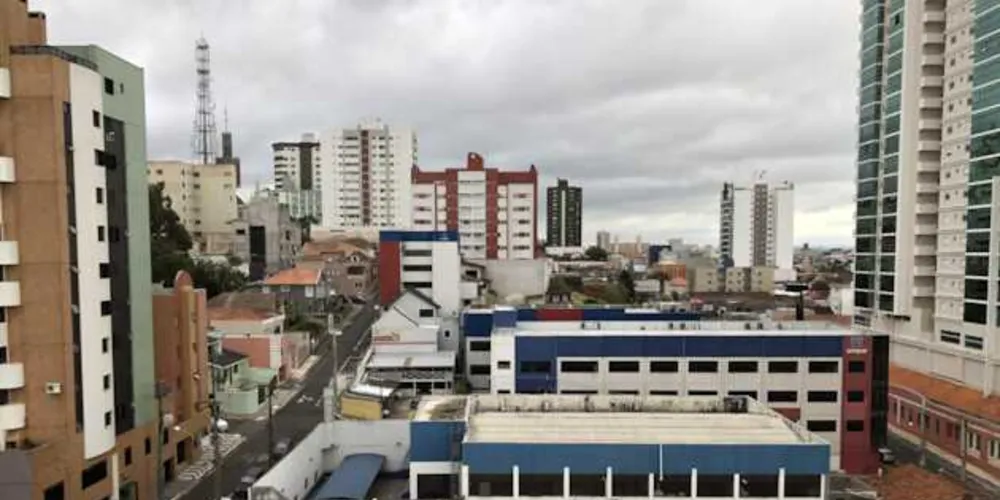 Próximos dias permanecerão nublados, com pancadas de chuva