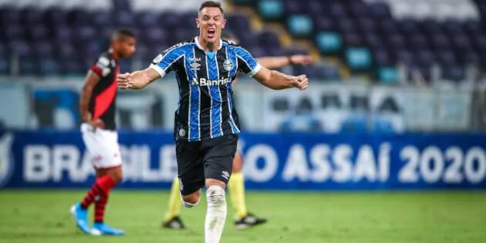A vitória da equipe gaúcha começou a ser construída na etapa inicial, quando, aos 43 minutos, Vanderson cruza a bola e Dudu acaba marcando contra de cabeça. 