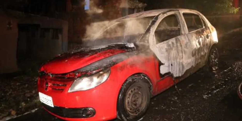Carro foi destruído pelo fogo e casa foi atingida por tiros, mas ninguém ficou ferido