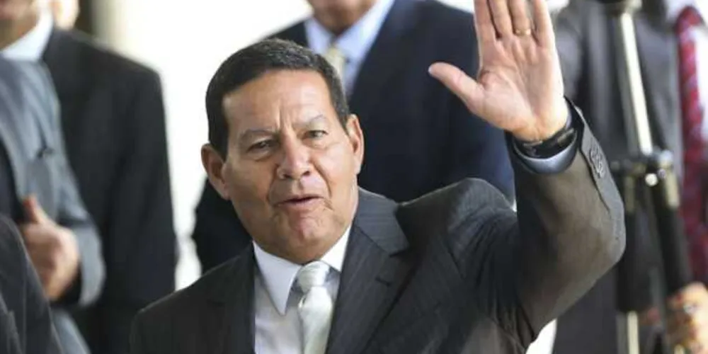 Mourão não é o único integrante do governo Bolsonaro infectado pelo novo coronavírus. O próprio presidente contraiu o vírus em julho.