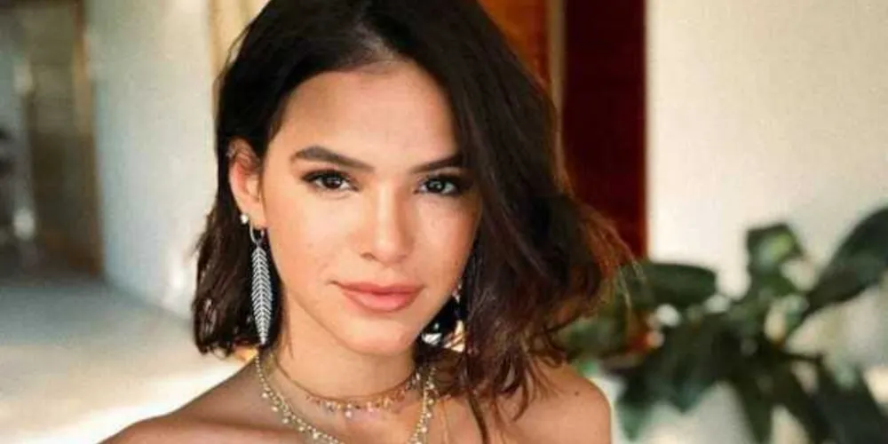 Estou em uma ilha em um grupo de nove amigos, todos testados”, disse Marquezine