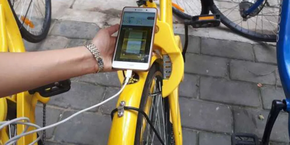 Criminosos estão se aproveitando para aplicar golpes por meio da substituição dos QR Codes dos estabelecimentos por códigos fraudulentos. 