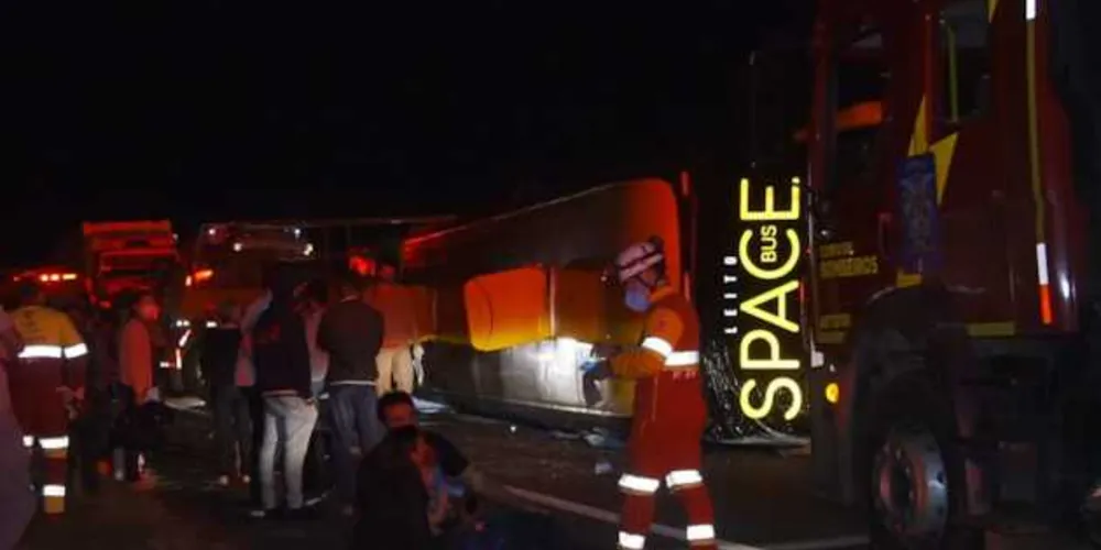 Imagem ilustrativa da imagem Ônibus com 40 passageiros tomba na PR-151, em Carambeí