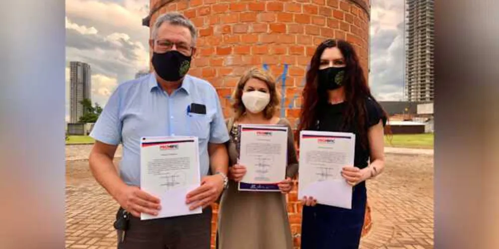 REGISTRO - Os integrantes da Academia de Letras dos Campos Gerais, Fábio Maurício Holzmann Maia, Alessandra Perrinchelli Bucholdz e Renata Regis Florisbelo tiveram projetos aprovados no Promific - Programa de Incentivo Fiscal à Cultura, promovido pela Fundação Municipal de Cultura e pelo Conselho Municipal de Política Cultural. A entrega dos certificados ocorreu em cerimônia realizada no último dia 18 de dezembro. Os projetos dos acadêmicos são referentes às áreas “Literatura, Livro e Leitura” e “Patrimônio Cultural Material e Imaterial”. No total foram aprovados 14 projetos de grande valor para a cultura dos Campos Gerais