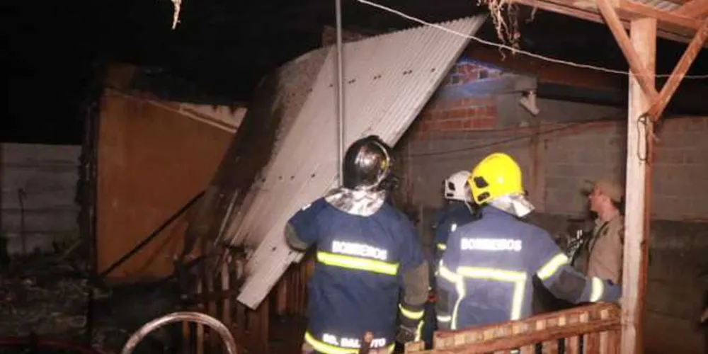 Fogo se espalhou rapidamente e destruiu imóvel nos fundos de terreno