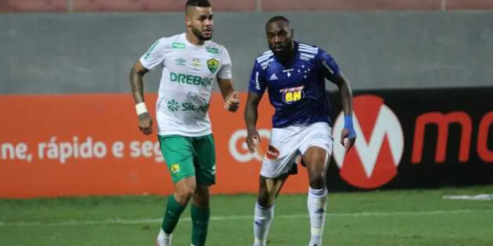 Mesmo com esse cenário que indicava a necessidade de vitória para os dois lados, o primeiro tempo foi de poucas chances em Minas Gerais.