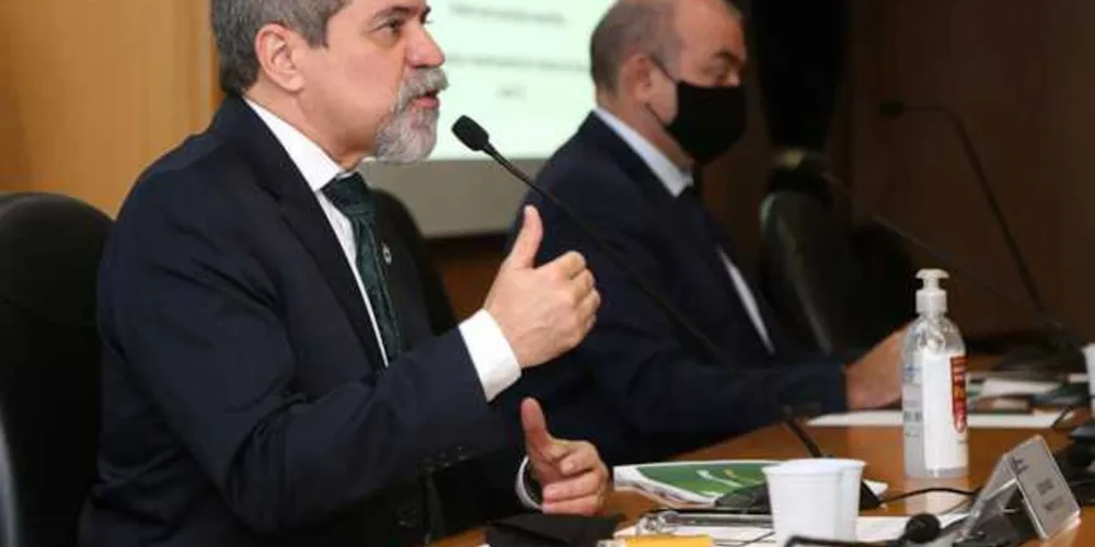 Se não for possível, em um cenário “médio”, a imunização poderia ter início entre esta data e 10 de fevereiro. 