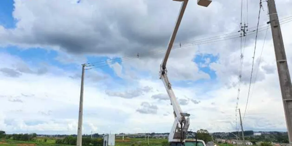 O trabalho de iluminação pública na via tem extensão de 1.150 metros de rede de energia elétrica em baixa tensão. 