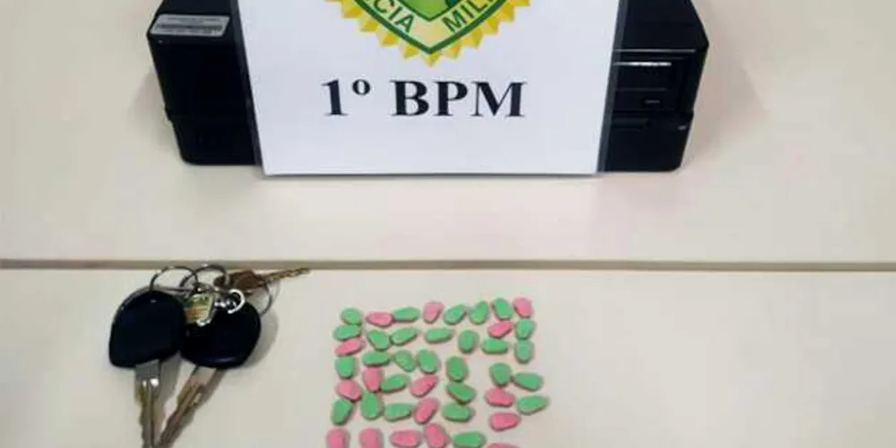 Na mesma casa onde o carro foi apreendido, policiais encontraram 50 comprimidos de ecstasy
