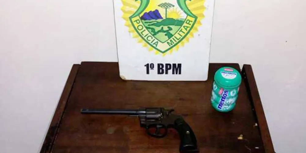 Droga estava guardada em pote de balas apreendido com o suspeito
