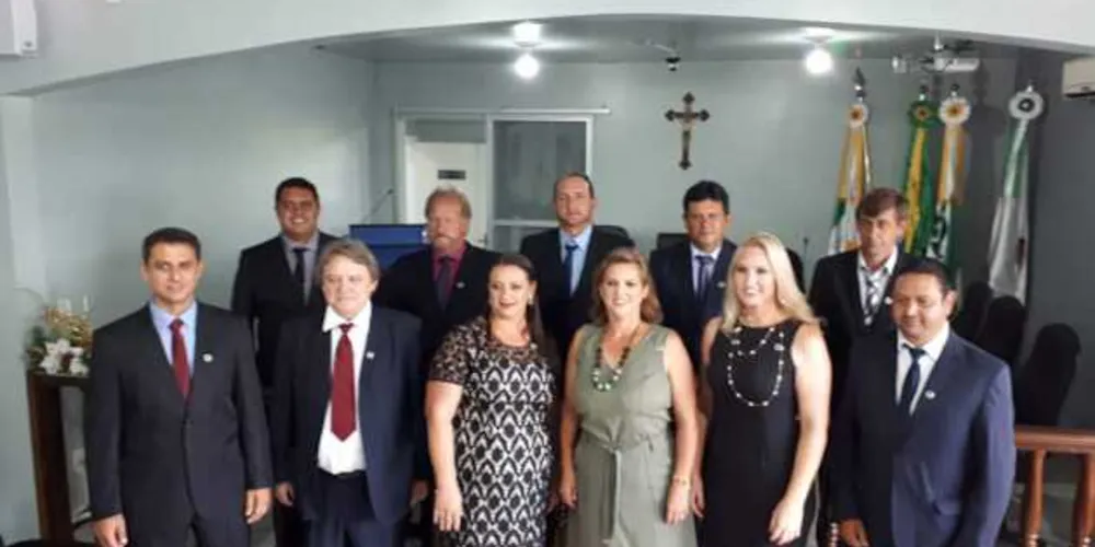 Prefeito, a vice os novos vereadores tomaram posse em Ipiranga
