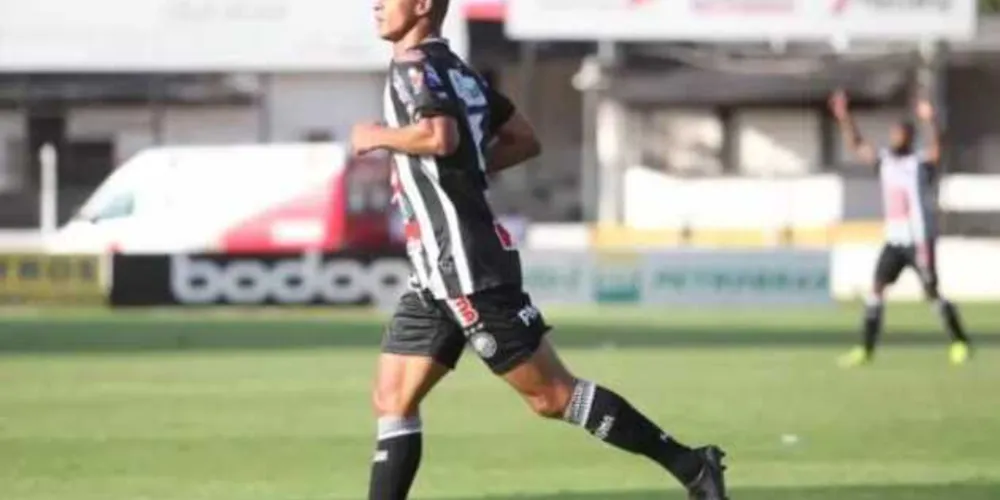 Oportunista, Ricardo Bueno marcou o gol de empate do Operário contra o Vitória