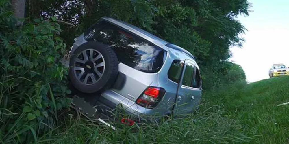 Apesar do estrago, motorista do carro sofreu apenas ferimentos leves e foi levado ao hospital
