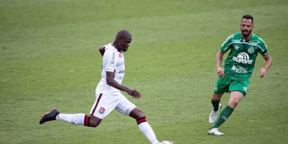 A primeira etapa ficou marcada pela reduzida quantidade oportunidades. Enquanto a Chapecoense valorizava a posse de bola, o Xavante investia nos contra-ataques.
