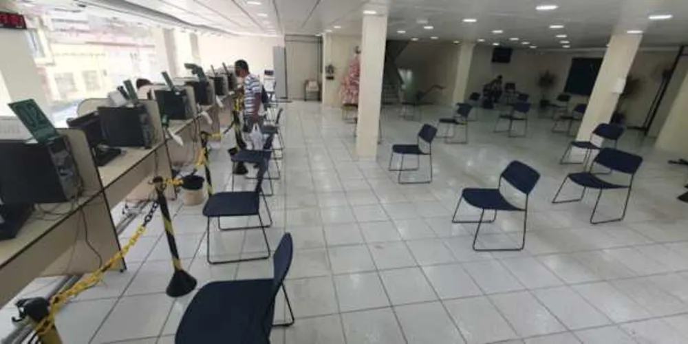 Foto tirada na tarde desta segunda-feira mostra a agência praticamente vazia