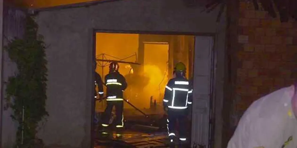 Fogo se espalhou pelo imóvel rapidamente e destruiu residência da família