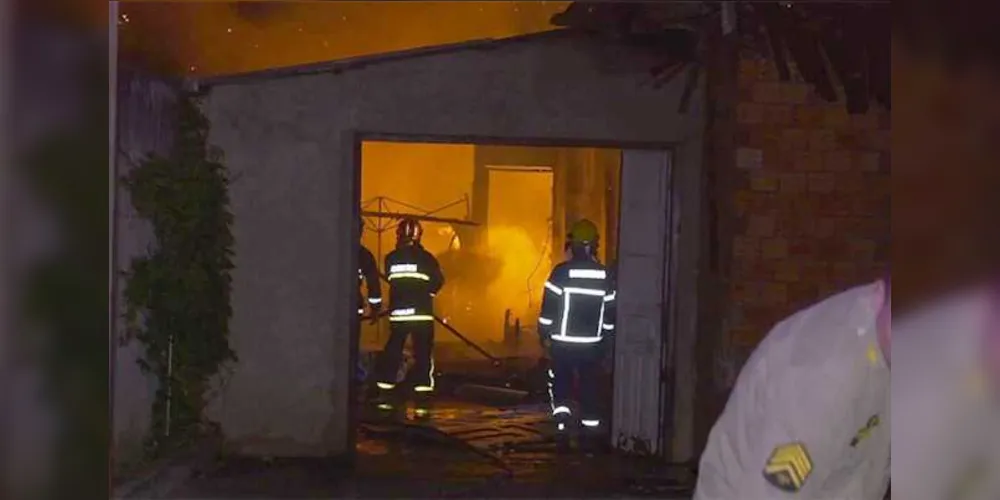 Fogo se espalhou pelo imóvel rapidamente e destruiu residência da família
