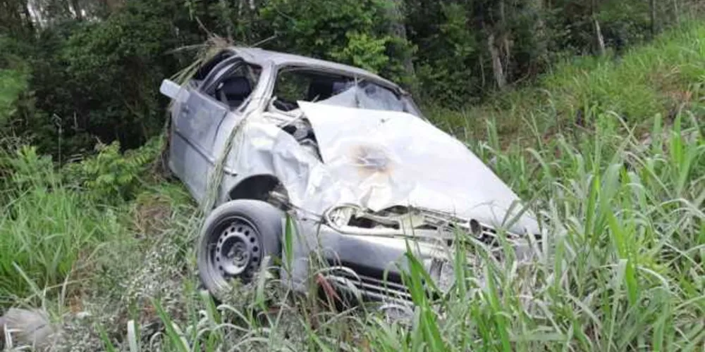 De acordo com as informações iniciais, carro capotou e pegou fogo. Duas vítimas estão em estado grave