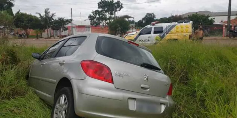 Tentativa de abordagem só acabou quando o veículo parou ao se perder e cair em uma valeta