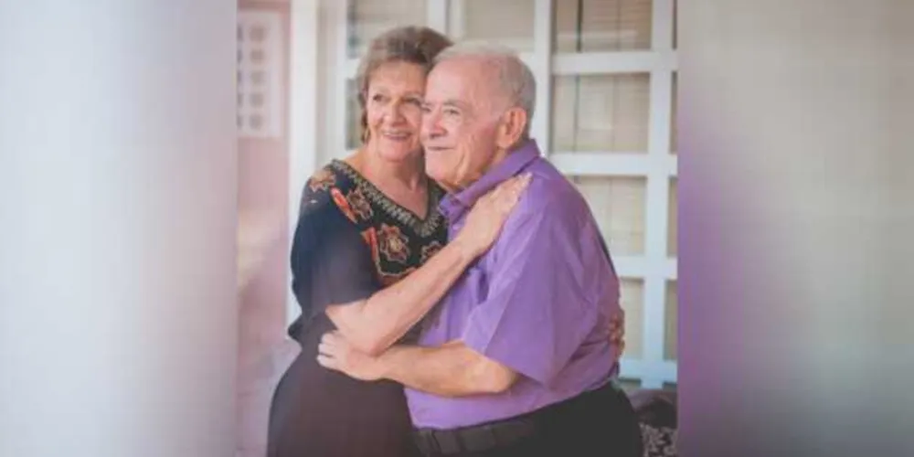 BODAS - Bodas de Cereja, uma data que celebra os 59 anos de união de um casal. A significativa data reflete uma conotação importante do amor de um casal, diz que o suco de cereja é de tão intenso sabor e cor que segundo algumas tradições é comparado ao primeiro gosto do amor.  E é esse gosto de amor recheado de parceria, carinho, unidade, muita paciência e muita humildade para compreender cada um a personalidade do ser amado. Teresa e Carlos Cury festejam no dia de hoje os seus 59 anos divididos juntos, sob as bênçãos de Deus. Desse amor, os filhos Chafic, Mauricio, Luciane e Rômulo, brindam com orgulho esse momento sublime na certeza de que o amor vivido é o amor compartilhado.  Da coluna RC os votos de contínua felicidade ao casal.