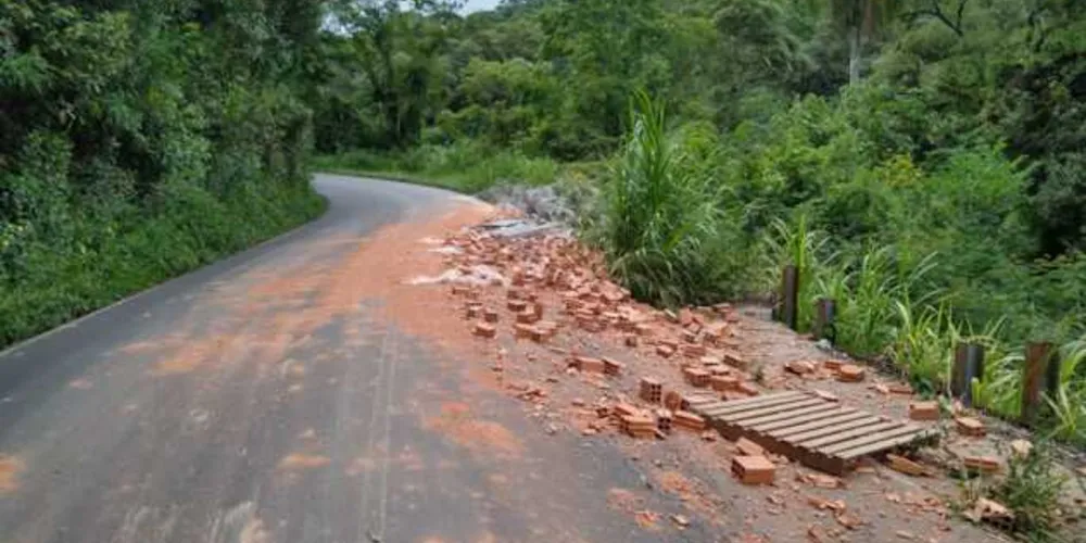 Parte do material de construção ficou espalhado pela pista