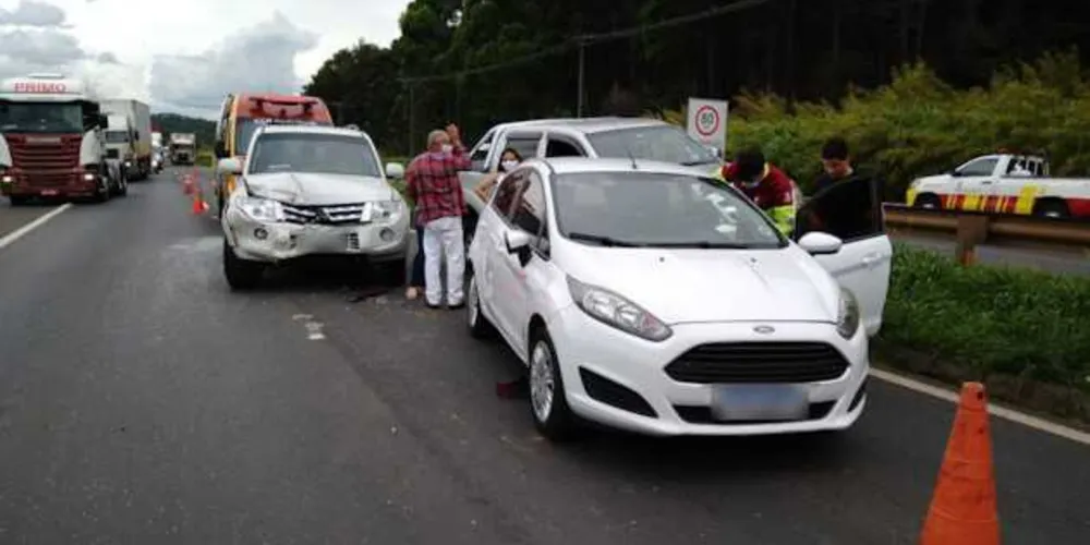 Colisão envolveu um Ford Fiesta, uma Mitsubishi Pajero Full, uma Toyota Hilux e um Ford Escort