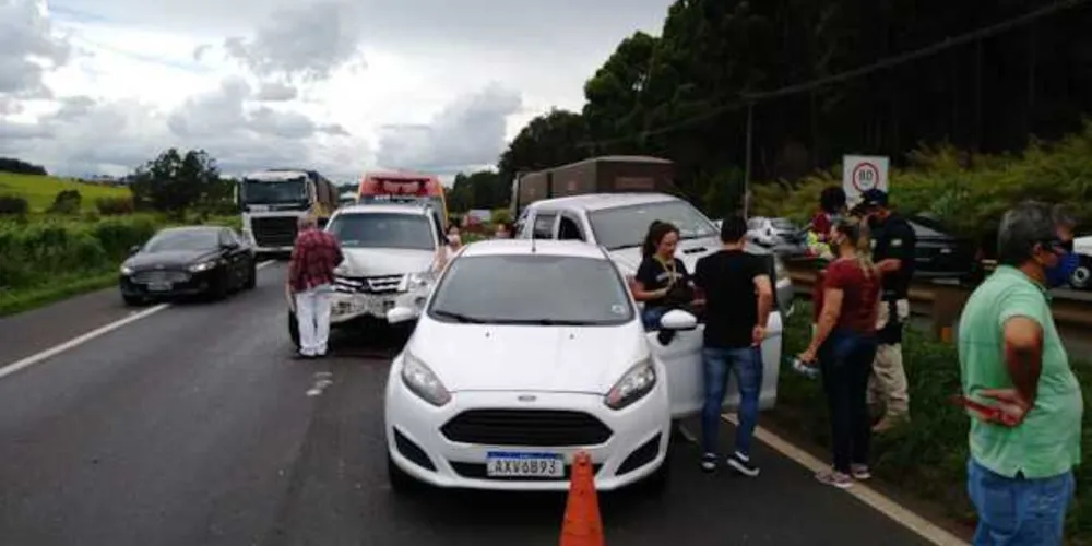 Imagem ilustrativa da imagem Engavetamento envolve quatro carros na BR 376