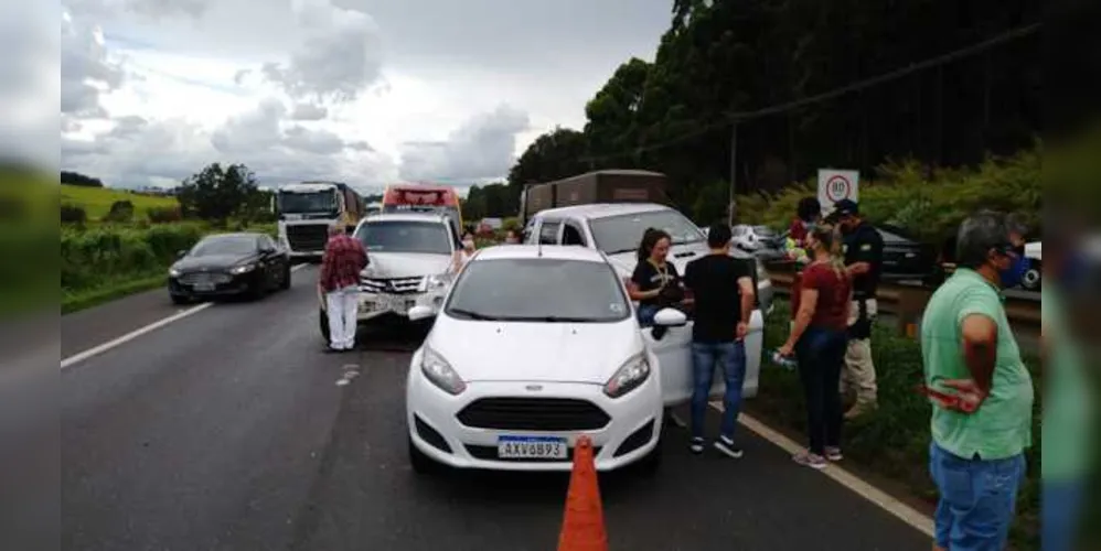 Imagem ilustrativa da imagem Engavetamento envolve quatro carros na BR 376