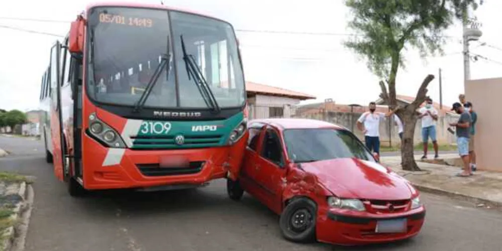 Acidente aconteceu no cruzamento entre as ruas Jasmim e Anselmo José Tybuchewsky