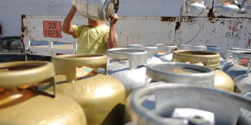 O reajuste fez com que valor médio do botijão de gás de 13kg comercializado pela estatal às revendedoras passasse para R$ 33,89. 