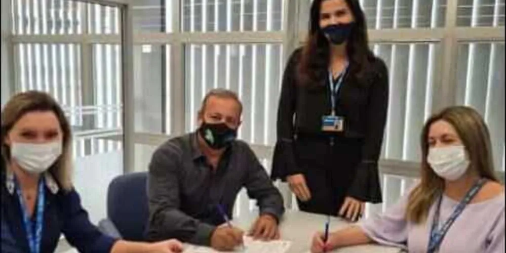Assinatura de contrato com a Caixa 