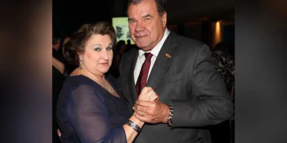 TROCA DE IDADE - O destacado empresário Jeroslau Pauliki, Diretor Presidente do Grupo MM, nesta quinta-feira (7) será muito cumprimentado pela passagem de seu aniversário. No registro, Jeroslau e sua esposa Cirlei Pauliki. Da coluna RC os votos de felicidades e realizações.