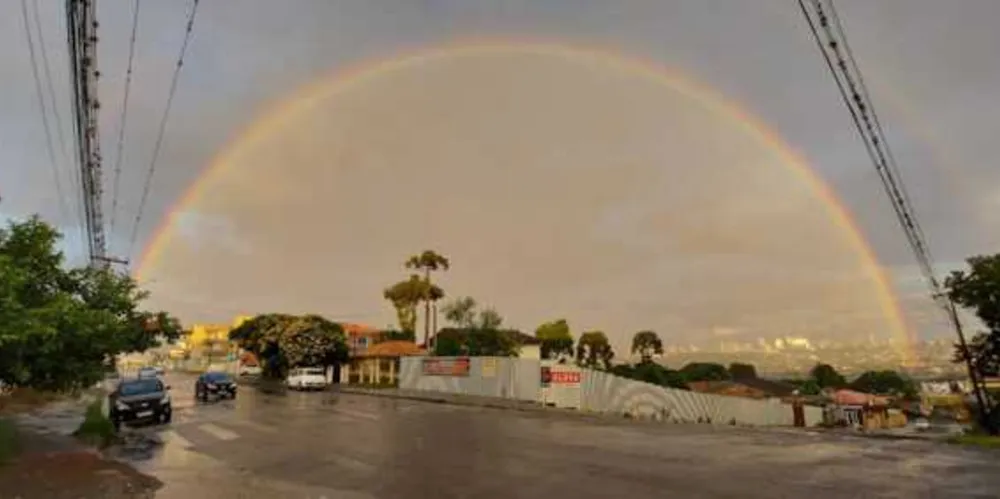 Magnífico arco-íris que se formou no fim da tarde, em Ponta Grossa