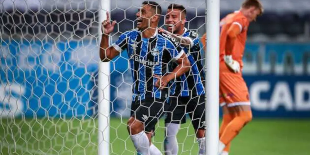 Jogando em casa, a equipe do técnico Renato Gaúcho começou a partida pressionando o adversário.