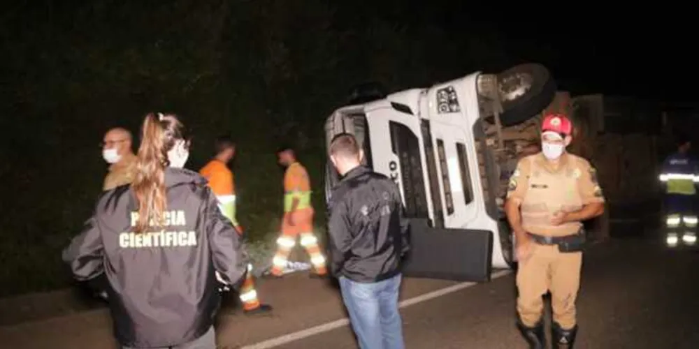 Caminhão saiu da pista, tombou às margens da rodovia e o motorista acabou esmagado pelo próprio veículo
