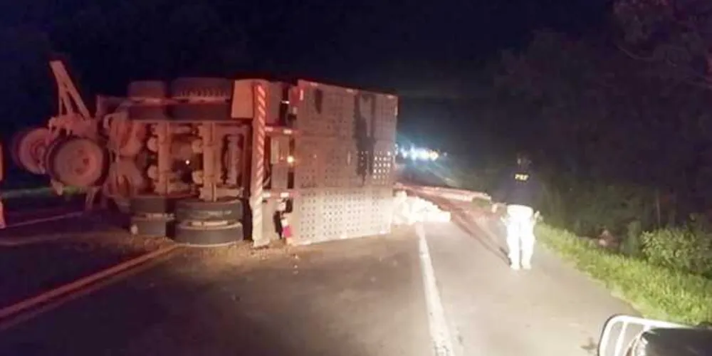 Apesar do estrago e do transtorno ao trânsito, caminhoneiro escapou ileso do acidente