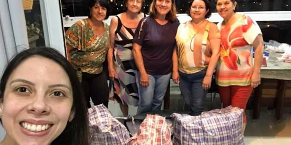 Grupo finalizando a separação das roupinhas: Marina Oliveira, Marlene Justus, Lucianita Gasparino, Jussara Elias e Stella Sansana