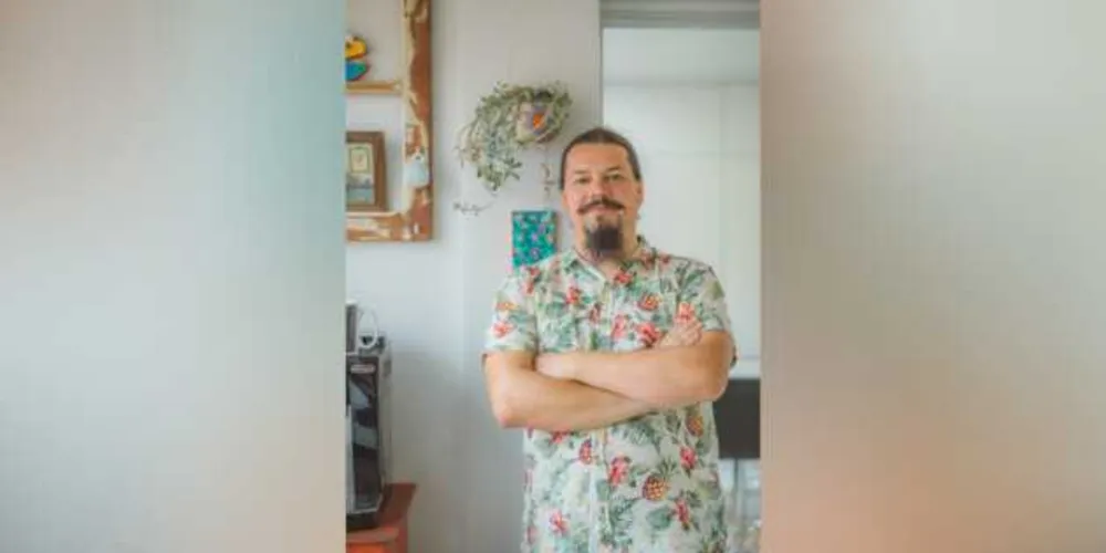 DIA DO FOTÓGRAFO
8 de janeiro é o dia escolhido para comemorar e homenagear os fotógrafos. A data celebra o profissional responsável em captar numa fração de segundo um determinado momento e eternizá-lo. Seja artisticamente ou para documentar um fato importante na história, os fotógrafos misturam os conhecimentos de técnicas fotográficas (efeitos de luz, ângulo e profundidade) com a sua sensibilidade. Nossa coluna não poderia deixar de homenagear esses profissionais, que recheiam nossas páginas de história, magia e encantamento. Através deste reconhecimento especial, representado por alguns de nossos parceiros, em especial o mago da fotografia, Laertes Soares, estendemos nossa homenagem a todos os profissionais na arte de eternizar momentos. Parabéns!