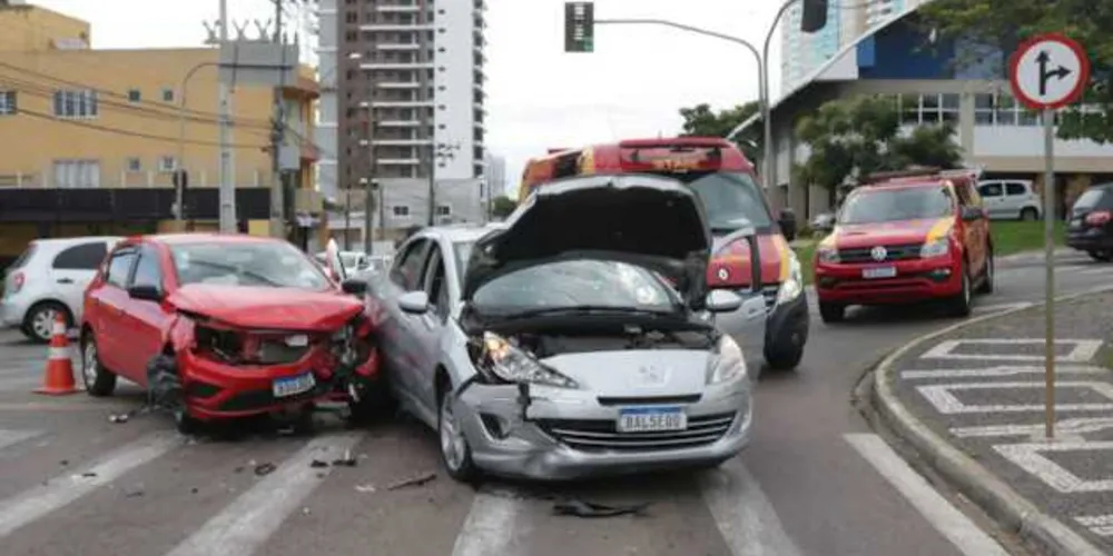 Imagem ilustrativa da imagem Motorista cruza semáforo e causa acidente no Centro de PG